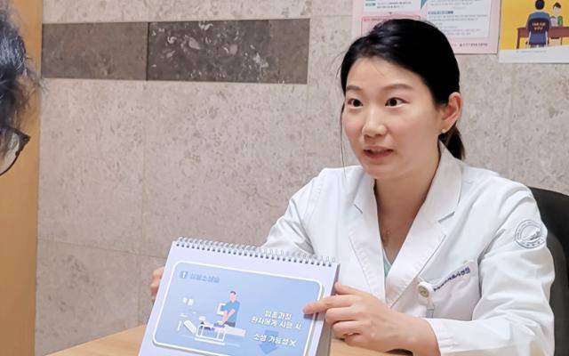 공용윤리위원회가 설치된 부산대병원 상담실에서 김예은 간호사가 사전연명의료의향서에 대해 설명하고 있다. 부산=김혜영 기자 shine@hankookilbo.com