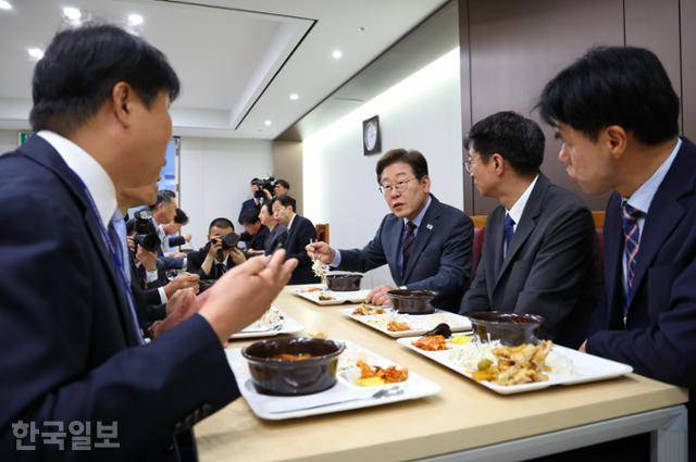 이재명 대통령이 지난달 12일 서울 용산 대통령실 구내식당에서 사진 및 영상 기자들과 점심식사를 하며 대화를 나누고 있다. 왕태석 선임기자