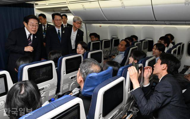 이재명 대통령이 지난달 17일 캐나다 주요 7개국(G7) 정상회의를 마치고 귀국하는 전용기 안에서 기자들과 방문 결과에 대해 대화를 하고 있다. 캘거리=왕태석 선임기자