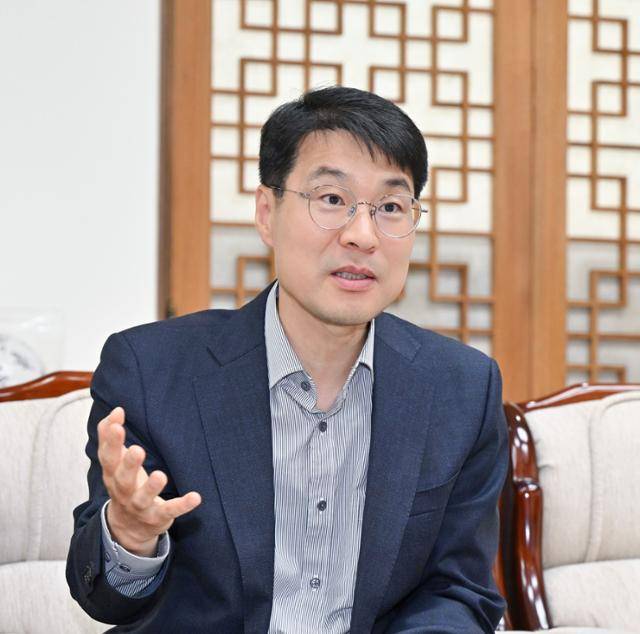김정기 대구시장 권한대행이 지난달 13일 대구시청에서 함지산 산불 진화 과정에서 느낀 소회를 털어놓고 있다. 올해 4월 함지산 산불은 국내에서 이례적인 규모의 대형 도심 산불이었지만 앞서 발생한 최악의 영남 산불 때문에 주목되지 않았다. 대구시 제공