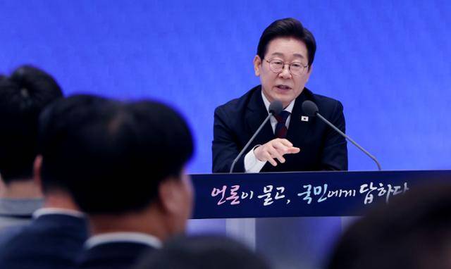 이재명 대통령이 3일 서울 종로구 청와대 영빈관에서 열린 취임 첫 공식 기자회견 '대통령의 30일, 언론이 묻고 국민에게 답하다'에 참석해 기자들의 질문에 답하고 있다. 왕태석 선임기자