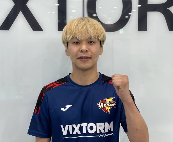 FA 보상 선수로 한국전력에 새롭게 둥지를 튼 정민수가 파이팅을 외치고 있다. 오산=이형석 기자