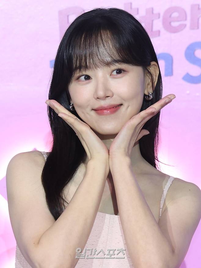 배우 서인국, 강한나, 코미디언 이은지, 가수 카더가든이 3일 오전 서울 용산구 CGV용산아이파크몰에서 열린 넷플릭스 예능 '모태솔로지만 연애는 하고 싶어' 제작발표회에 참석해 포즈를 취하고 있다. '모태솔로지만 연애는 하고 싶어'는 우리도 제발 연애하고 싶다! 연애 초보, 모태솔로 성인 남녀들의 좌충우돌 데이팅쇼가 시작된다. 전문가들의 도움으로 외모부터 마인드까지 새롭게 태어난 그들의 설렘 가득한 첫 연애 이야기. 오는 8일 공개. 서병수 기자 qudtn@edaily.co.kr /2025.07.03/