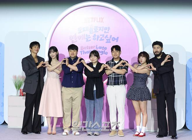 배우 서인국, 강한나, 조욱형·김노은·원승재 크리에이터, 코미디언 이은지, 가수 카더가든이 3일 오전 서울 용산구 CGV용산아이파크몰에서 열린 넷플릭스 예능 '모태솔로지만 연애는 하고 싶어' 제작발표회에 참석해 포즈를 취하고 있다. '모태솔로지만 연애는 하고 싶어'는 우리도 제발 연애하고 싶다! 연애 초보, 모태솔로 성인 남녀들의 좌충우돌 데이팅쇼가 시작된다. 전문가들의 도움으로 외모부터 마인드까지 새롭게 태어난 그들의 설렘 가득한 첫 연애 이야기. 오는 8일 공개. 서병수 기자 qudtn@edaily.co.kr /2025.07.03/