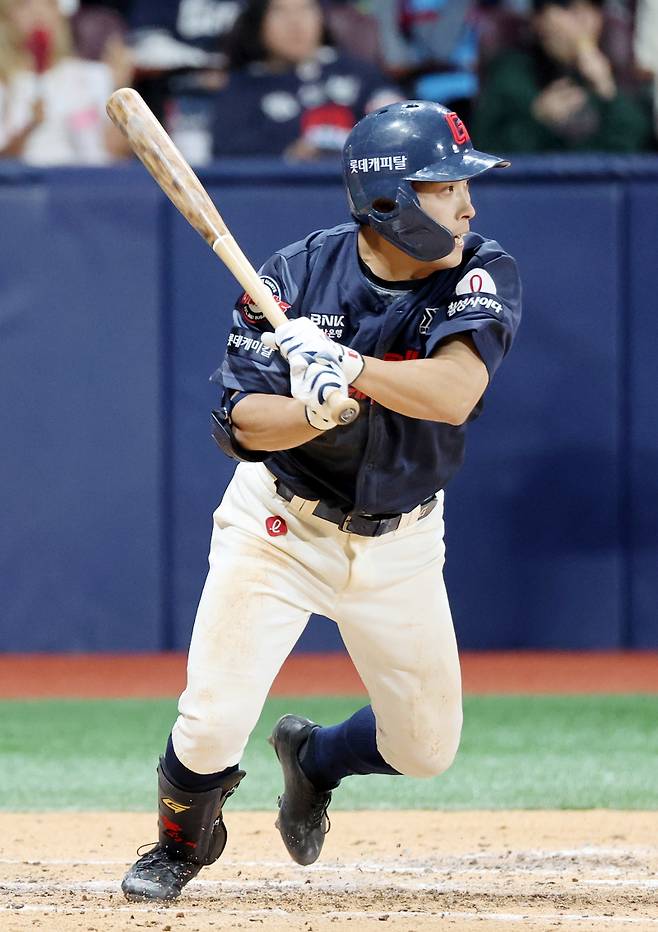 2025 KB0리그 프로야구 키움히어로즈와 롯데자이언츠의 경기가 1일 오후 서울 고척스카이돔에서 열렸다. 4회초 2사 3루 황성빈이 내야안타를 치고 있다. 1타점 적시타. 고척=김민규 기자 mgkim1@edaily.co.kr /2025.05.01/
