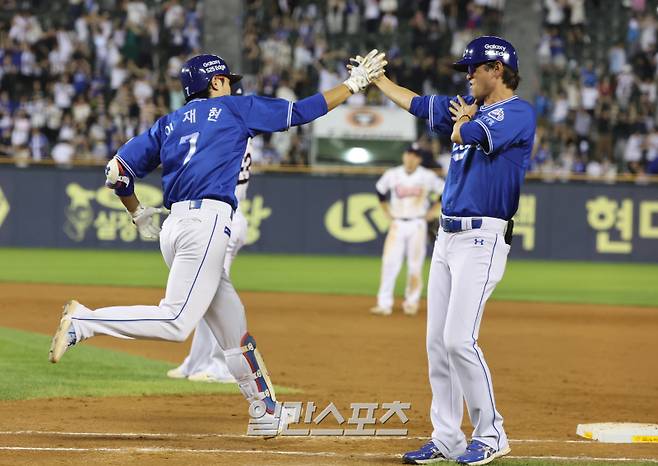 3일 오후 잠실야구장에서 열린 2025 프로야구 삼성과 두산 경기. 삼성 이재현이 9회 역전 좌월 만루 홈런을 날리고 그라운드를 돌고 있다. 잠실=정시종 기자 capa@edaily.co.kr /2025.07.03.