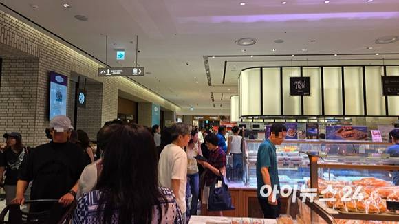 2일 신세계백화점 본점 지하 1층 식품관이 고객들로 북적이고 있다.[사진=진광찬 기자]