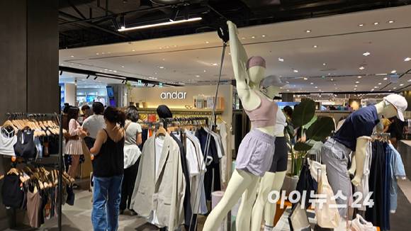 2일 신세계백화점 본점의 한 애슬레저 매장 모습. [사진=진광찬 기자]