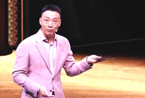 리젠 아워 CEO가 2일 저녁 중국 선전에서 열린 신제품 공개 행사에서 폴드형 스마트폰 '매직 V5'의 얇은 측면을 보여주고 있다. [사진=아너 공식 홈페이지]