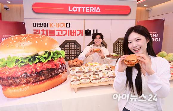 롯데리아가 국내산 김치를 활용한 신제품 '김치불고기버거' 2종을 3일 출시한 가운데 서울 용산구 롯데리아 숙대입구점에서 모델들이 제품을 선보이고 있다. [사진=정소희 기자]