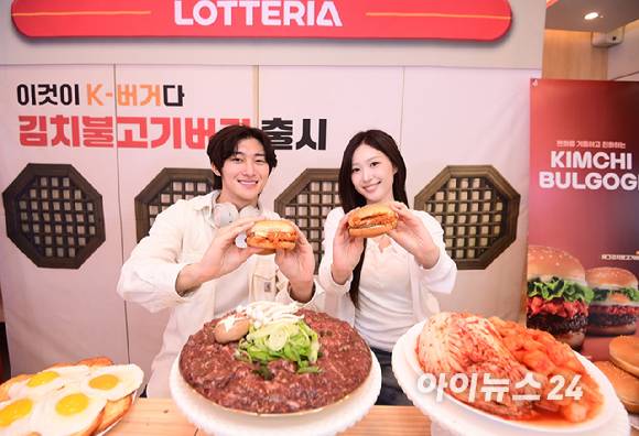 롯데리아가 국내산 김치를 활용한 신제품 '김치불고기버거' 2종을 3일 출시한 가운데 서울 용산구 롯데리아 숙대입구점에서 모델들이 제품을 선보이고 있다. [사진=정소희 기자]