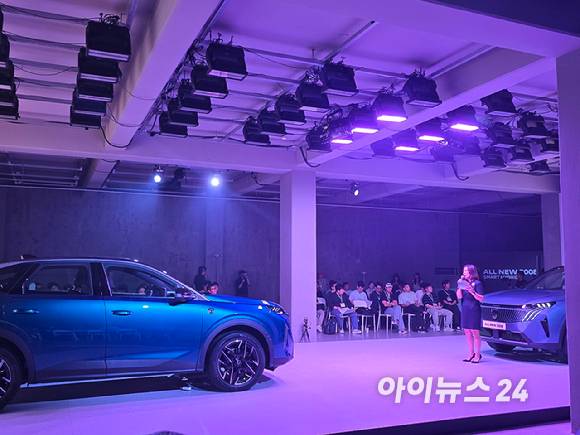 방실 스텔란티스코리아 대표가 3일 서울 성동구 문화예술공연장 '캔디 성수'에서 푸조 '올 뉴 3008 스마트 하이브리드' 출시를 알리며 발표하고 있다. [사진=김종성 기자]