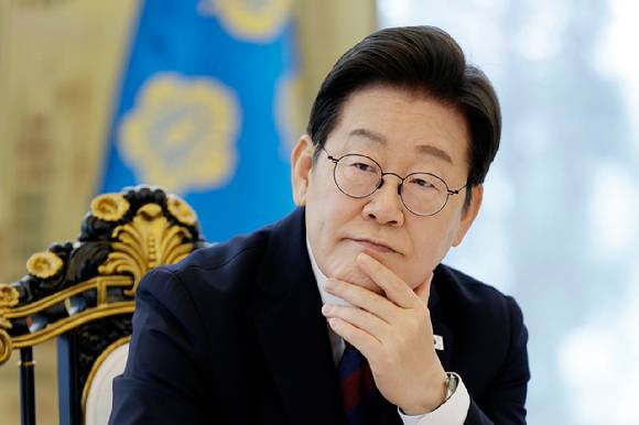 이재명 대통령이 3일 서울 한남동 관저에서 열린 비교섭단체 5당 지도부 오찬 회동에서 참석자의 발언을 듣고 있다. 2025.7.3 [대통령실통신사진기자단] [사진=연합뉴스]