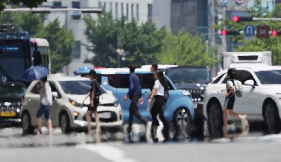 울산시 남구 한 도로 위로 폭염으로 지열로 인한 아지랑이가 피어오르고 있다. [사진=연합뉴스]