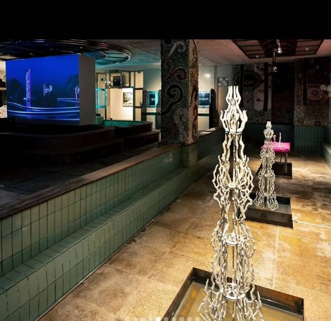 2024년 ‘씻고 마시고 기도하라’ 전 중.