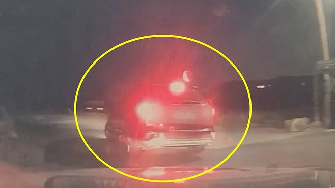 경찰의 정차 명령을 무시한 채 훔친 차량을 타고 도주하는 중학생 2명