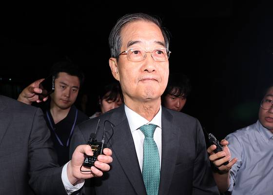 한덕수 전 국무총리가 2일 서울고등검찰청 청사에 위치한 내란특검팀에 출석해 약 14시간 조사를 받은 뒤 오후 11시40분쯤 귀가하고 있다. 한 전 총리는 지난해 12월 3일 비상계엄이 선포된 뒤 위헌성을 무마하기 위해 다시 작성된 선포문에 사인했다는 의혹을 받고 있다. [뉴스1]