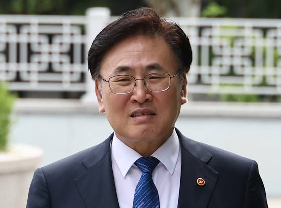 유상임 과학기술정보통신부 장관이 2일 내란 특검팀의 조사를 받기 위해 서초구 서울고검으로 들어서고 있다. 연합뉴스