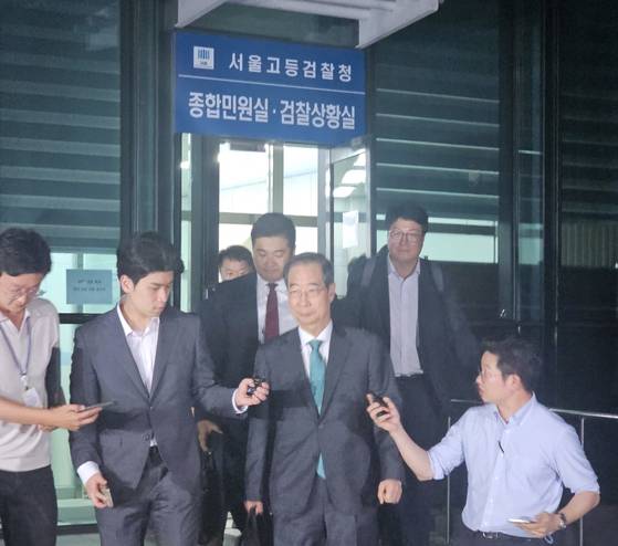 한덕수 전 국무총리가 2일 오후 11시42분쯤 내란 특검팀 조사를 받고 서울고검 청사에서 나오고 있다. 나운채 기자