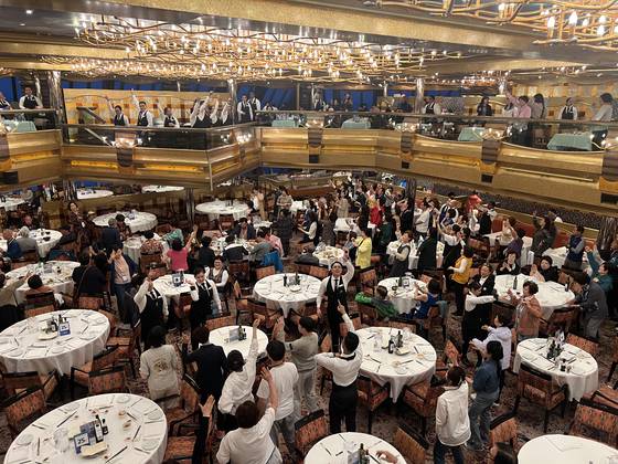 다양한 정찬 코스요리를 맛볼 수 있는 케레스 레스토랑. 승객들이 식사 도중 종업원들과 함께 댄스타임을 즐기고 있다. 강석현 기자