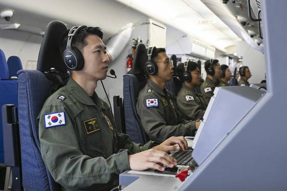 2024년 6월 27일 'P-8A 포세이돈' 해상초계기 전술통제관이 전술훈련을 하는 모습. 뉴시스