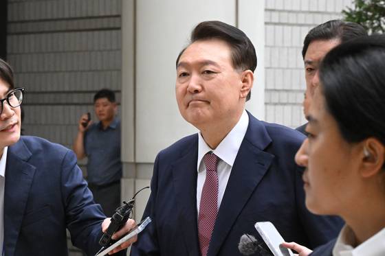 윤석열 전 대통령이 3일 서울 서초구 서울중앙지법에서 열린 내란우두머리 혐의 9차 공판에 출석하고 있다. 뉴스1