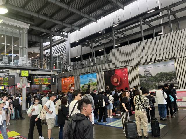▲ 관광객과 이동객으로 오사카역이 붐비고 있다.