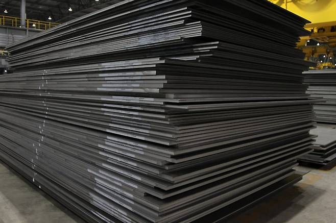 현대제철 당진제철소에서 생산되는 후판. 한경DB