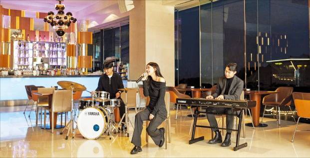 ▲ 매주 금요일 밤 라이브 공연이 열리는 그랜드워커힐 서울의 ‘클럽 라운지 앤 바’.  그랜드워커힐서울 제공