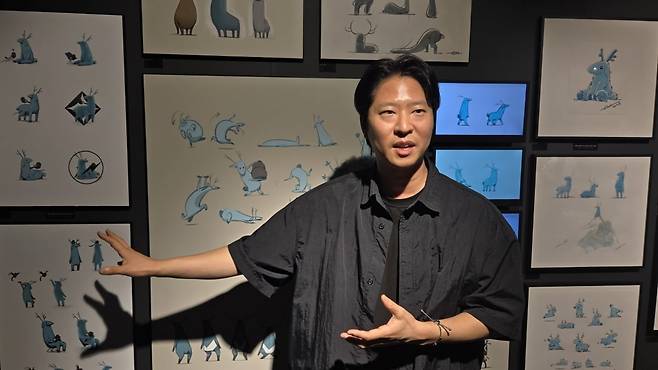 애니메이션 감독 출신 에릭 오 작가가 3일 서울 한남동 헬리녹스 HCC 서울스토어에서 열린 ‘더 블루 디어 스토리’행사에서 자신이 창작한 헬리녹스의 브랜드 캐릭터 '헬리'에 대해 설명하고 있다. 은정진 기자