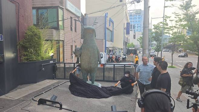 안드레아 블라직 작가가 제작한 헬리녹스의 캐릭터 '헬리'의 청동상 제막식이 3일 서울 한남동 헬리녹스 HCC 서울 스토어 앞에서 진행됐다. 은정진 기자