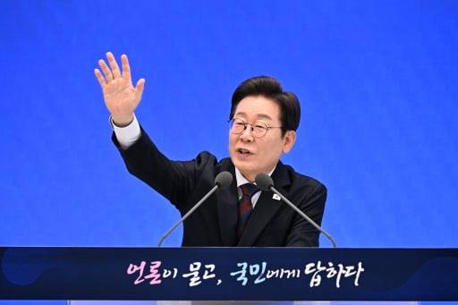 이재명 대통령이 3일 서울 종로구 청와대 영빈관에서 열린 취임 첫 공식 기자회견 '대통령의 30일, 언론이 묻고 국민에게 답하다'에 참석해 기자 지문에 다변하고 있다. (대통령실사진기자단)