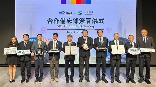 공항철도(주)-타이베이 메트로 업무협약 체결 단체기념 사진 (왼쪽 4번째부터 공항철도 지용찬  영업계획처장, 임근식 부사장, 타이베이메트로 짜오샤오롄 회장, 황칭신 사장, 잔원타오 부사장)
