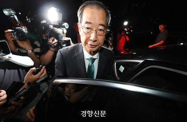 한덕수 전 국무총리가 2일 서울 서초구 서울고등검찰청에 마련된 내란특검 사무실에서 조사를 받은 후 귀가하고 있다. 2025.7.2 권도현 기자