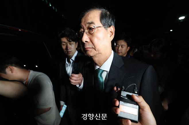 한덕수 전 국무총리가 2일 서울 서초구 서울고등검찰청에 마련된 내란특검 사무실에서 조사를 받은 후 귀가하고 있다. 2025.7.2 권도현 기자