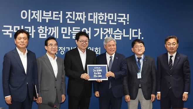 이한주 국정기획위원장이 지난 2일 서울 종로구 국정기획위원회에서 조국혁신당 원내대표단 접견에 앞서 서왕진 혁신당 원내대표로부터 정책과제를 전달받고 있다. 공동취재