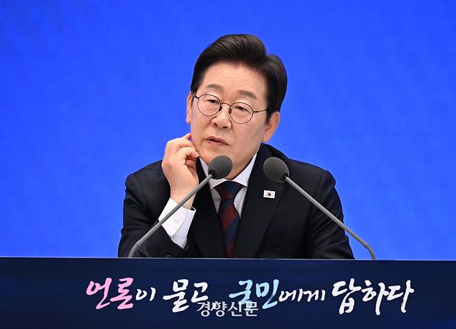 이재명 대통령이 3일 서울 종로구 청와대 영빈관에서 열린 취임 첫 공식 기자회견 ‘대통령의 30일, 언론이 묻고 국민에게 답하다’에 참석해 기자 질문에 답변하고 있다. 2025.07.03.  김창길 기자