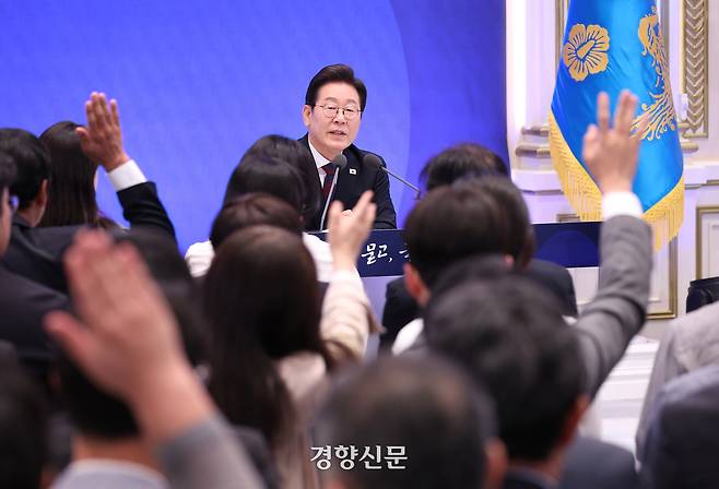 이재명 대통령이 3일 서울 종로구 청와대 영빈관에서 열린 취임 첫 공식 기자회견 ‘대통령의 30일, 언론이 묻고 국민에게 답하다’에 참석해 기자들의 질문을 받고 있다. 2025.07.03. 김창길 기자