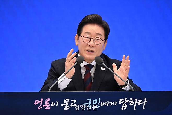 이재명 대통령이 3일 청와대 영빈관에서 열린 취임 첫 공식 기자회견 ‘대통령의 30일, 언론이 묻고 국민에게 답하다’에 참석해 기자 질문에 답변하고 있다. 김창길 기자