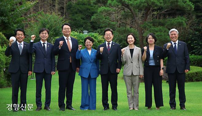이재명 대통령이 3일 서울 한남동 대통령 관저에서 비교섭단체 5당 지도부와의 오찬 전 기념사진을 촬영하고 있다. 왼쪽부터 윤종오 진보당 원내대표, 한창민 사회민주당 대표, 천하람 개혁신당 대표 권한대행, 김선민 조국혁신당 대표 권한대행, 이 대통령, 김재연 진보당 대표, 용혜인 기본소득당 대표, 서왕진 조국혁신당 원내대표. 대통령실사진기자단