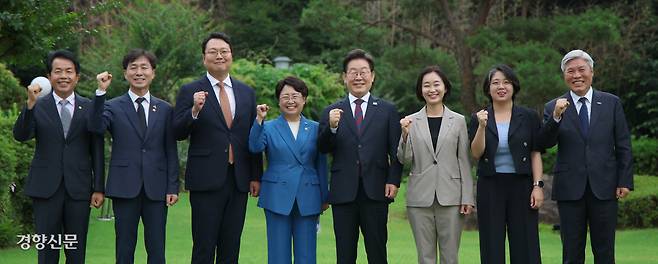 이재명 대통령이 3일 한남동 관저에서 비교섭단체 5당 지도부와의 오찬 회동에 앞서 기념촬영을 하고 있다. 왼쪽부터 윤종오 진보당 원내대표, 한창민 사회민주당 대표, 천하람 개혁신당 대표 권한대행, 김선민 조국혁신당 대표 권한대행, 이 대통령, 김재연 진보당 상임대표, 용혜인 기본소득당 대표, 서왕진 조국혁신당 원내대표.  김창길 기자