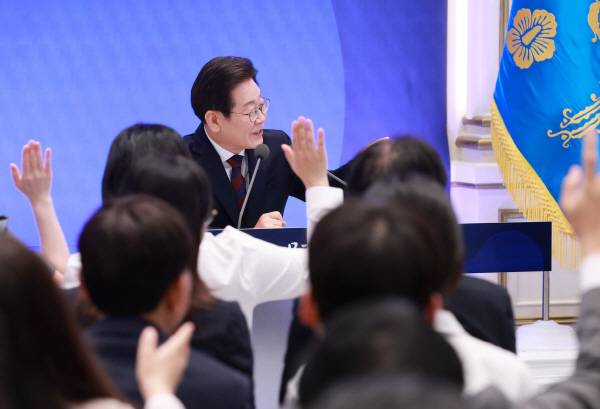 이재명 대통령이 3일 청와대 영빈관에서 열린 ‘대통령의 30일, 언론이 묻고 국민에게 답하다’ 기자회견에서 취재진 질문을 받고 있다. 대통령통신사진기자단