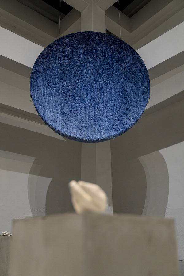 부산현대미술관이 처음 선보인 배리어프리 전시 ‘열 개의 눈’에 설치된 김덕희 작가의 ‘밤의 노래’와 ‘하얀 목소리’. 온도를 통해 감각(촉각)을 깨워주는 작품이다. 부산현대미술관 제공