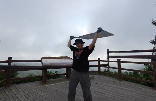 A video shows a Korean YouTuber catches lovebugs with a large electric fly swatter near the top of Gyeyangsan Mountain. (YouTube)