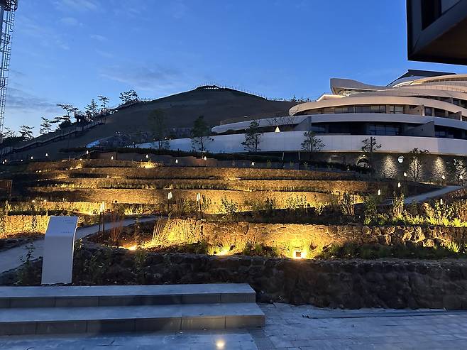 Short walking path next to Bistro Gemi [WOO JI-WON]