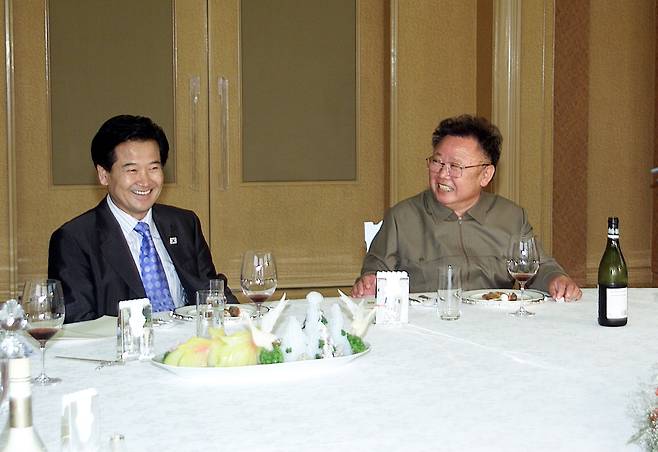 South Korea's Unification Minister Chung Dong-young, left, meets with North Korean leader Kim Jong-il in Pyongyang on June 17, 2005. Chung visited the North Korean capital as head of a South Korean delegation for inter-Korean events marking the fifth anniversary of the inter-Korean summit held in June 2000. [YONHAP]