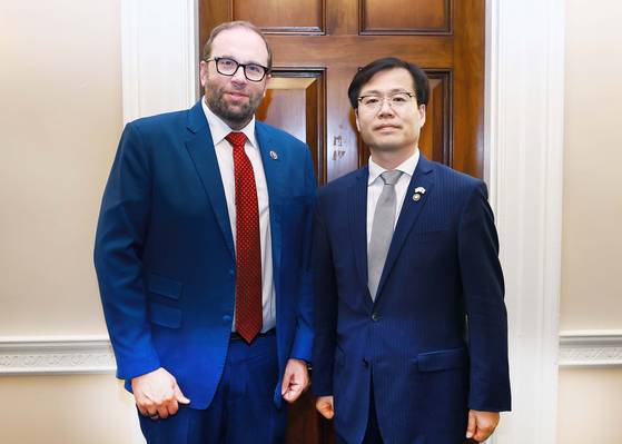 Korean Trade Minister Yeo Han-koo, right, poses for a photo with Jason Smith, chairman of the House of Representatives' Ways and Means Committee, during their meeting in Washington on June 25, [YONHAP]