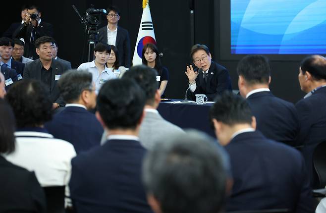 이재명 대통령이 지난달 25일 광주광역시 국립아시아문화전당에서 '광주시민·전남도민 타운홀미팅'을 하고 있다. 연합뉴스