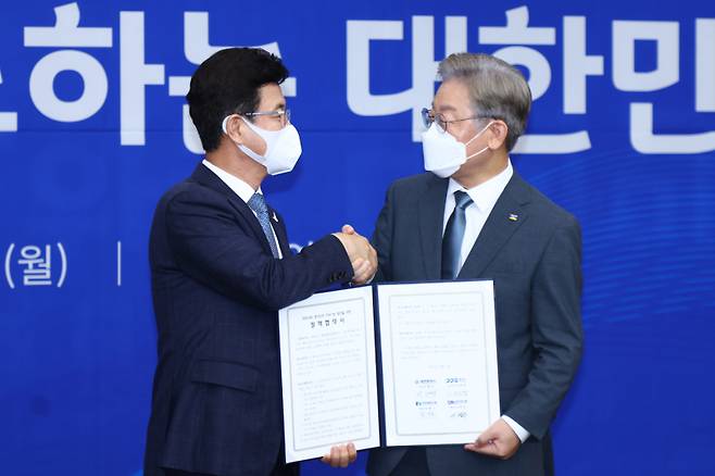 2021년 8월 2일 대전시청에서 당시 허태정 대전시장(왼쪽)과 이재명 경기도지사가 '국가균형발전 선도' 협약식 후 악수를 하고 있다. 사진=쿠키뉴스DB
