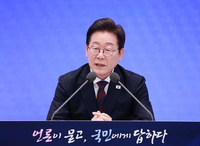 이재명 대통령이 3일 청와대 영빈관에서 '대통령의 30일, 언론이 묻고 국민에게 답하다' 기자회견을 하고 있다. 연합뉴스